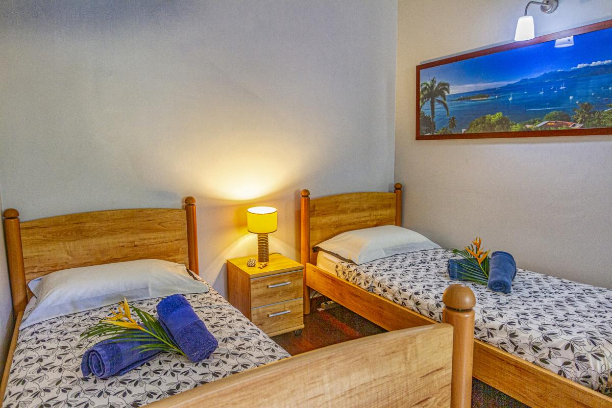 22. Location villa vue mer piscine Deshaies Guadeloupe_Chambre enfants